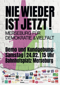 Demoplakat: Schwarze Schrift auf einer Collage aus weißen Backsteinen & pastellfarbenen Silhouetten des Doms in Merseburg. Darauf: "Nie wieder ist jetzt! Merseburg für Demokratie & Vielfalt"