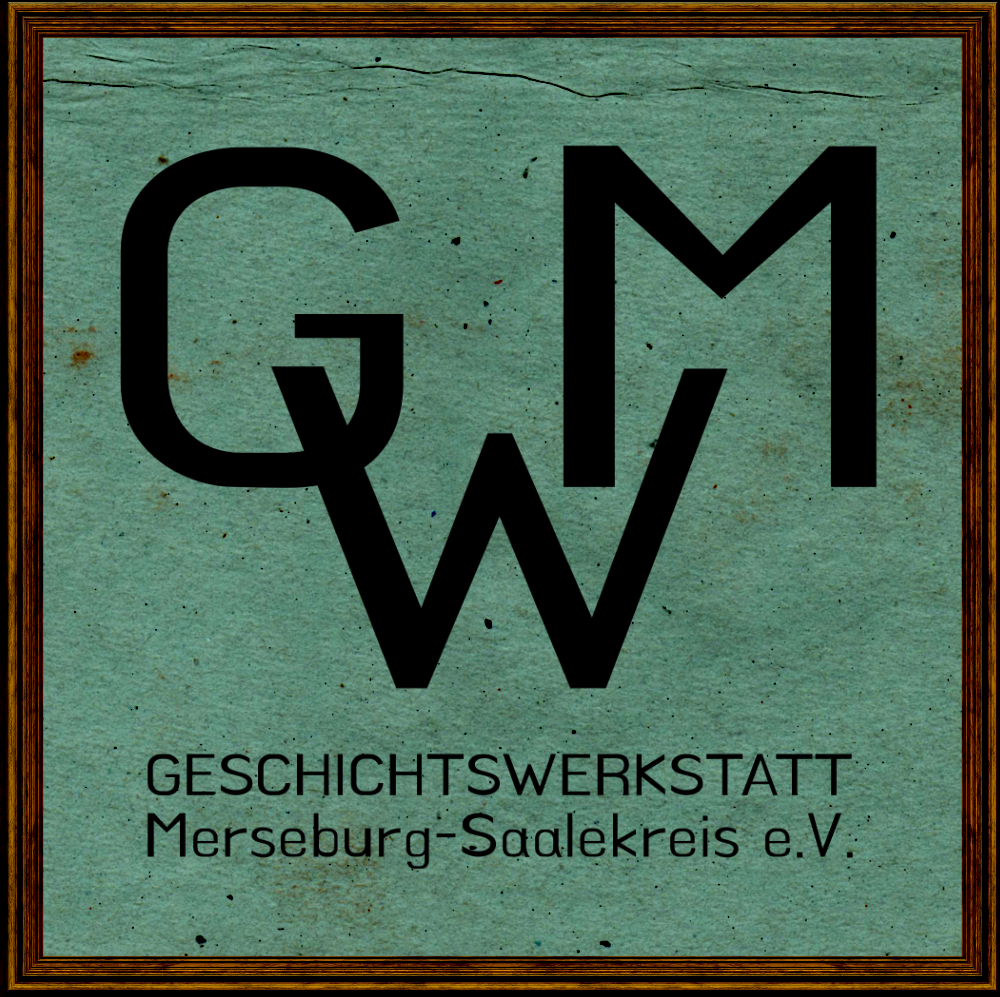 Logo der Geschichtswerkstatt Merseburg-Saalekreis e.V. (in schmalem, goldenem Rahmen mit Patina, türkiser Grund auf Papier-Textur, schwarze Buchstaben)