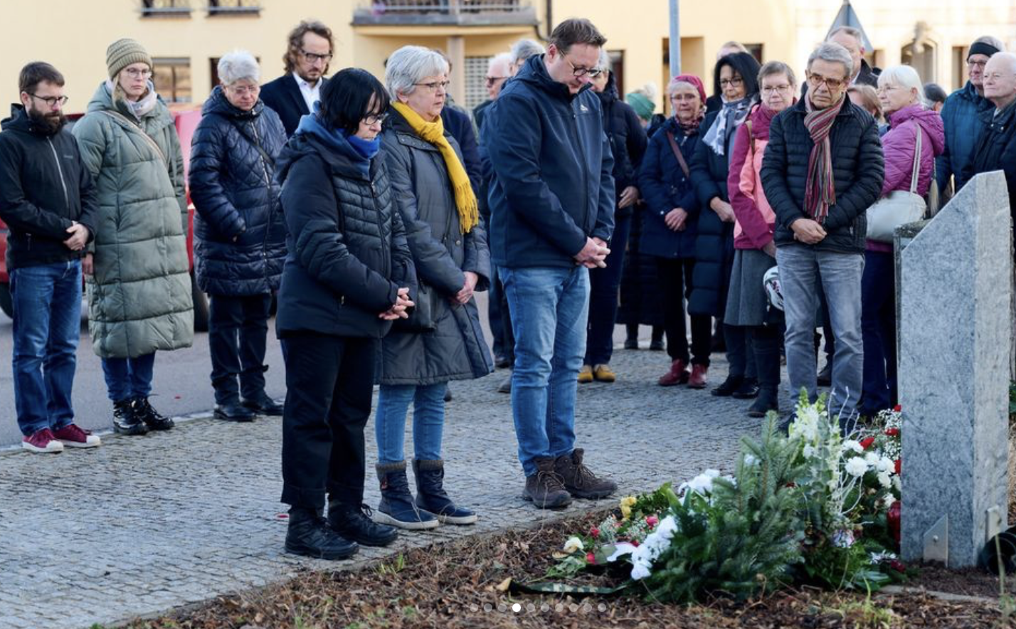 Personen stehen zum Gedenken an der Stele für Sinti & Roma in Merseburg - am 27. Januar 2024

Bildrechte bei Kerstin Eisenreich